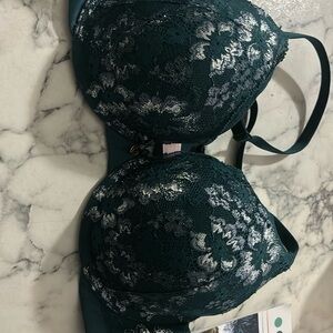34 D Victoria secret bra!